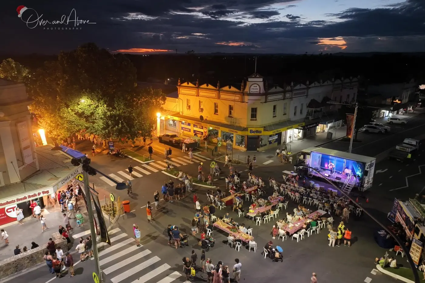 Cowra Visitor Centre says about 5000 people came through the Christmas markets. PHOTO: Over & Above.