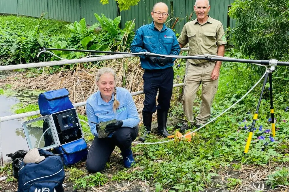 Dr Karen Bell,  Dr Xiaocheng Zhu and David Pomery collect Amazon frogbit eDNA samples