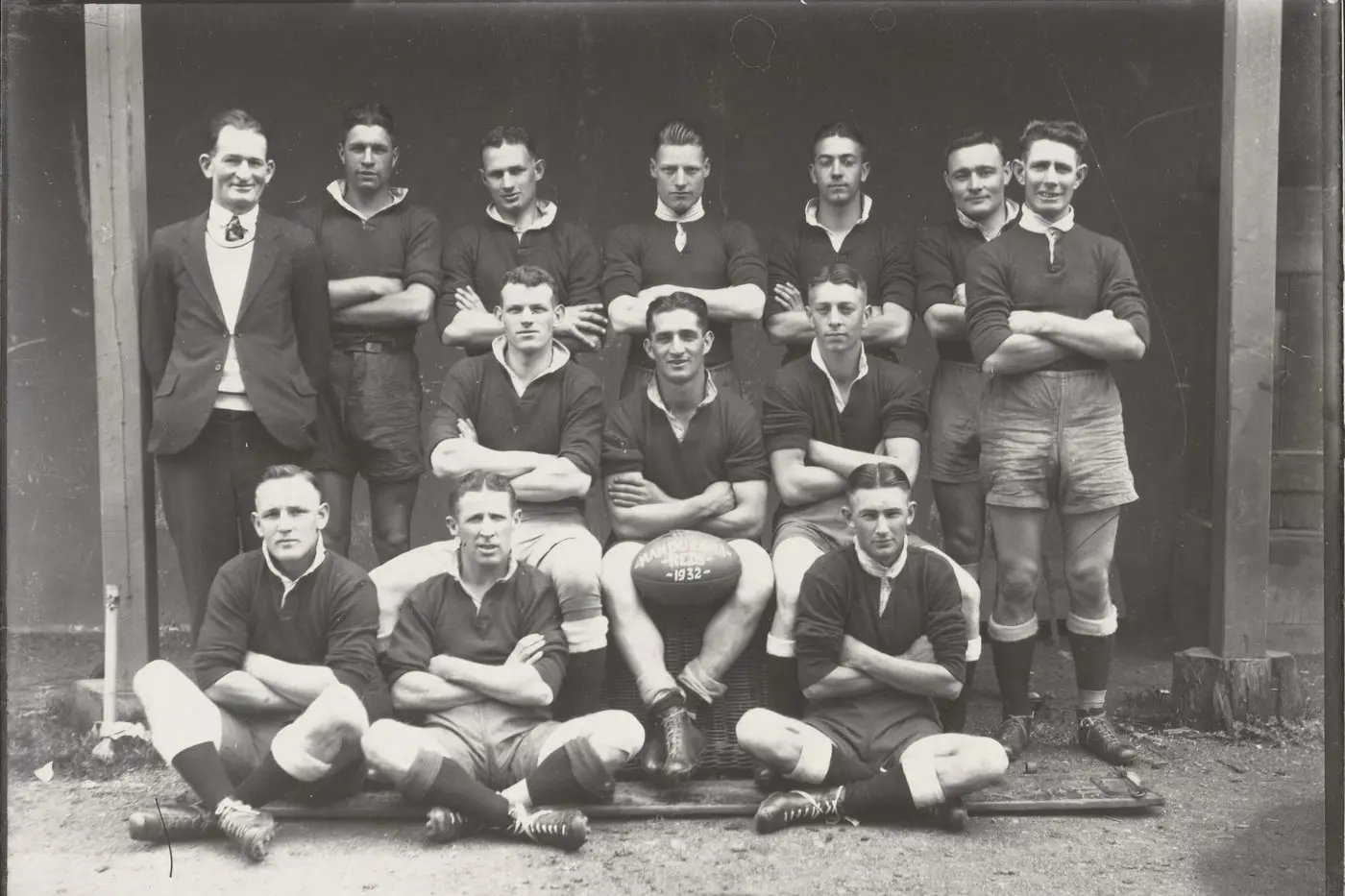 The Mandurama Reds side of 1932 with 17 year-old Ernie Toshack in the back row second on the left. Photo EAJ Lumme.