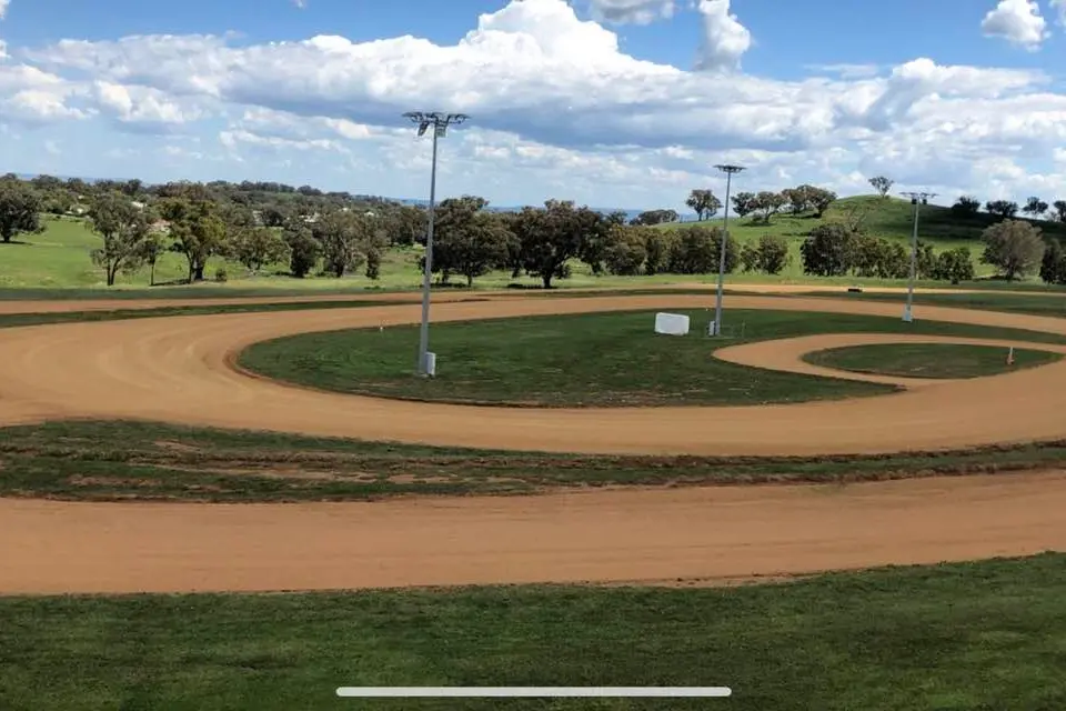 Speedway roars to life at Cowra