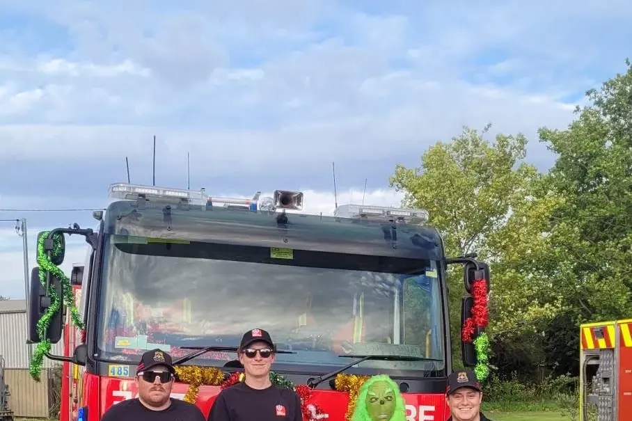 <p>Cowra Fire and Rescue station wish the community a happy holidays.</p>\\n