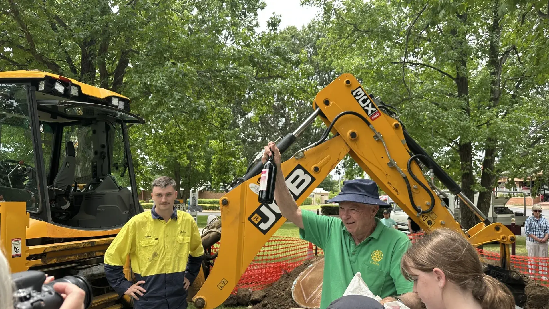Cowra Rotary opens time capsule sealed 25 years ago
