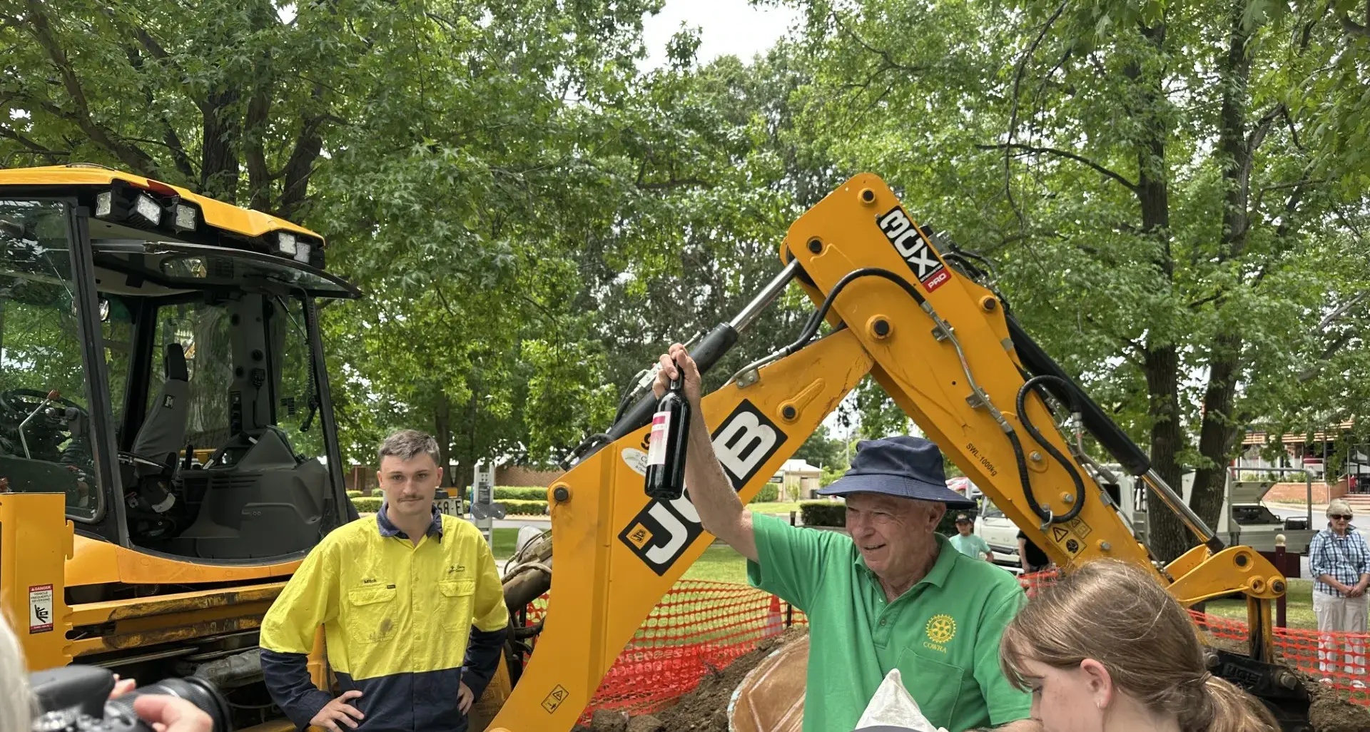 Cowra Rotary opens time capsule sealed 25 years ago