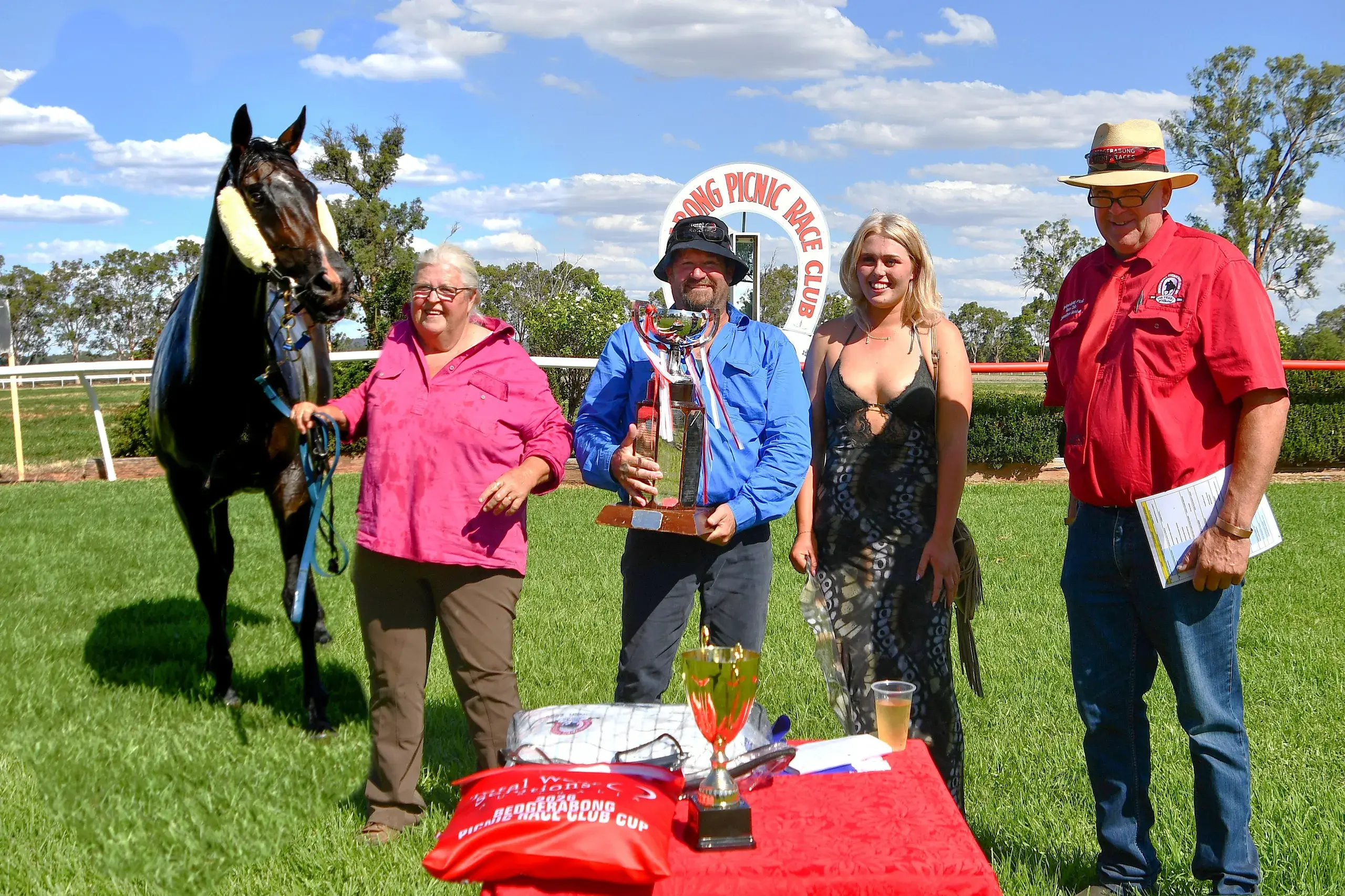 <p>Cup-winning East Harlem held by Debbie Prest, sponsor Dean Fuller from Total Wear Solutions holding the Bedgerabong Cup, track rider Kyla Harrison and Tim Currey.</p>\\n