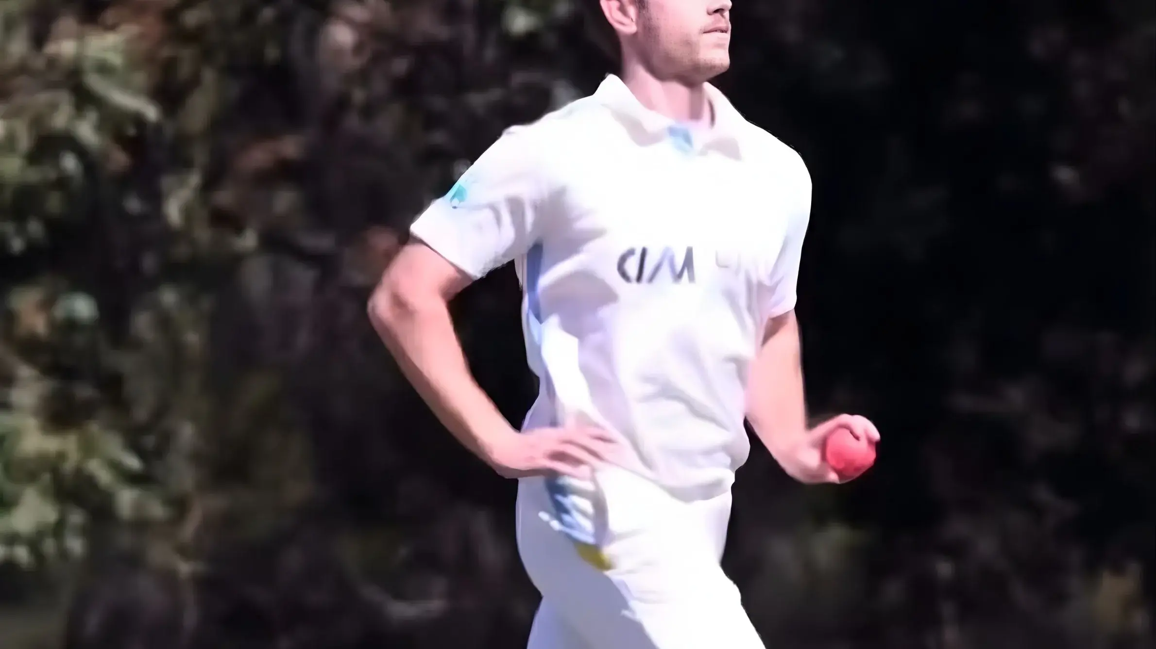 Izzard signs for English summer