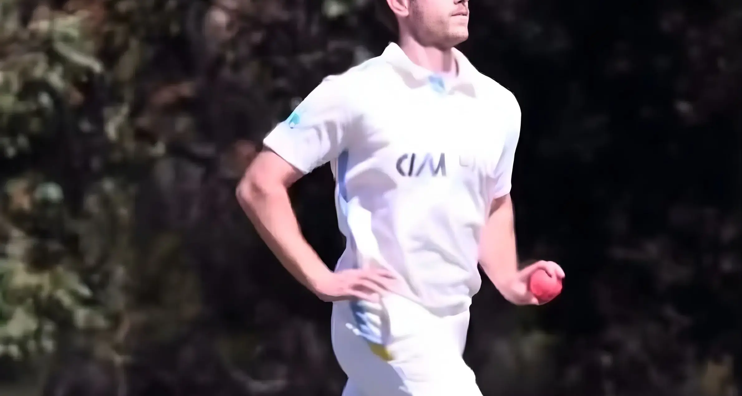 Izzard signs for English summer