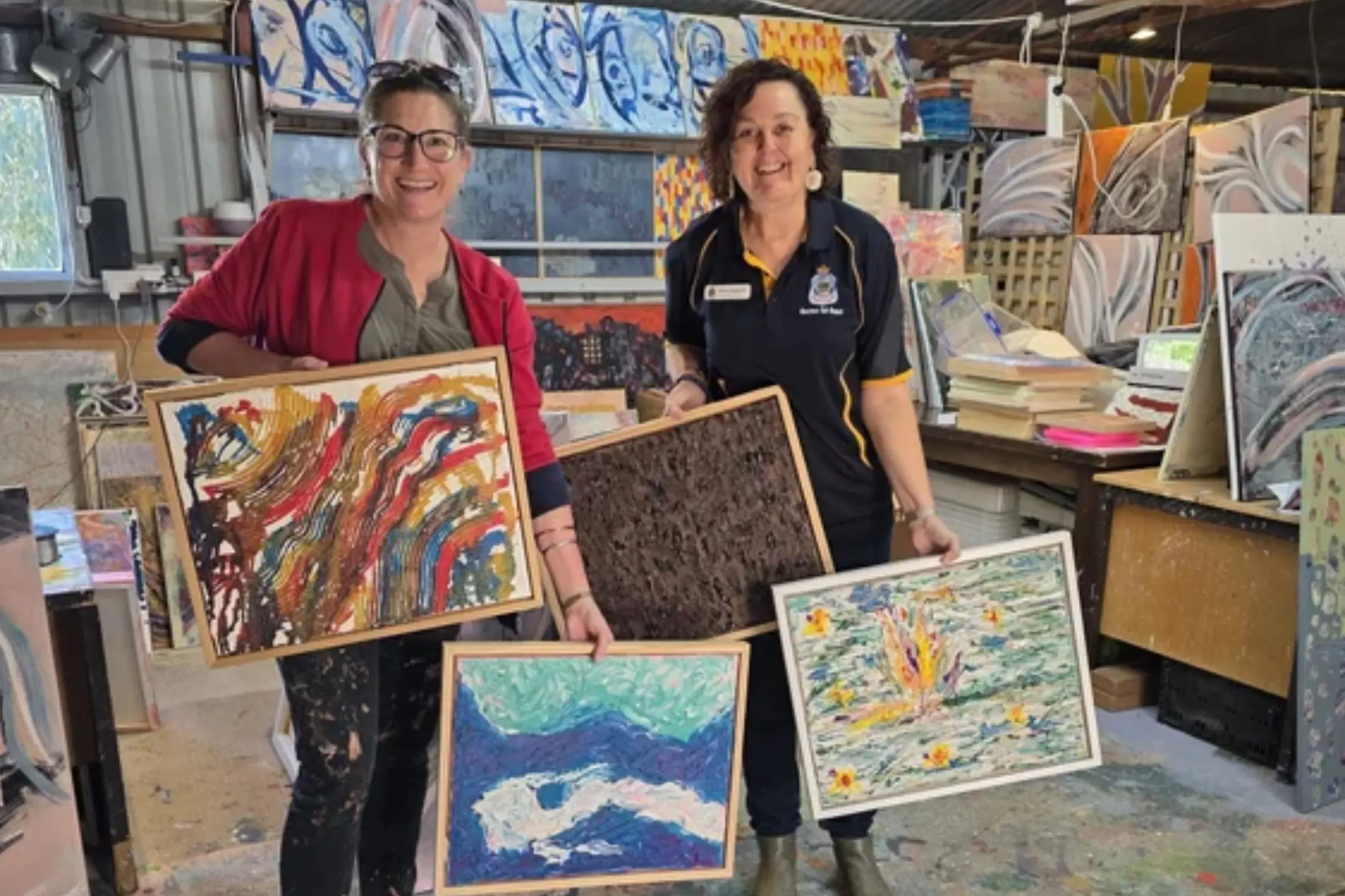 <p>AngHart with RSL sub-Branch\\u2019s Maria Biglands showing some  of the phenomenal artwork produced by participants. </p>\\n