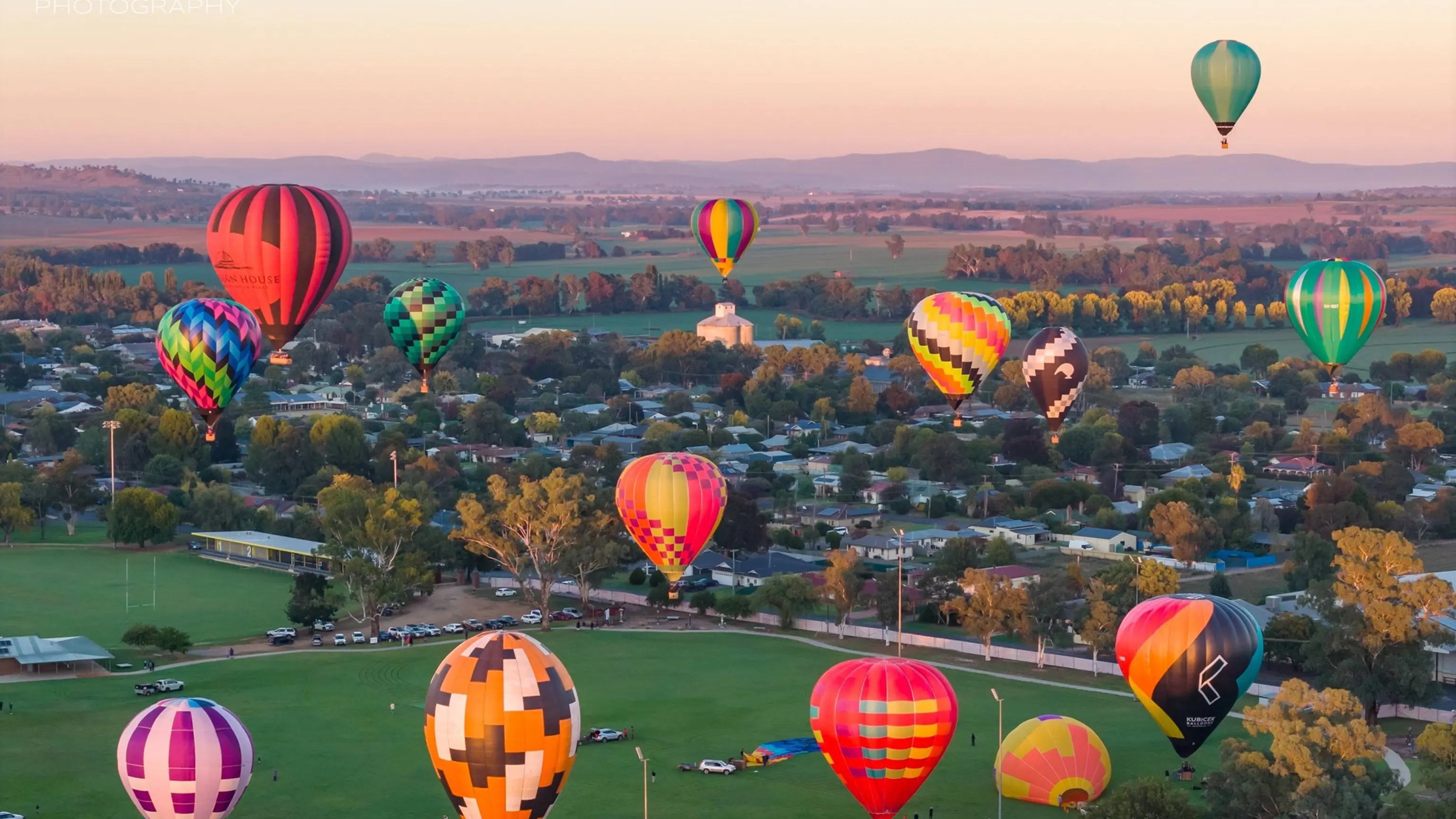 Balloons soar as Canowindra shines