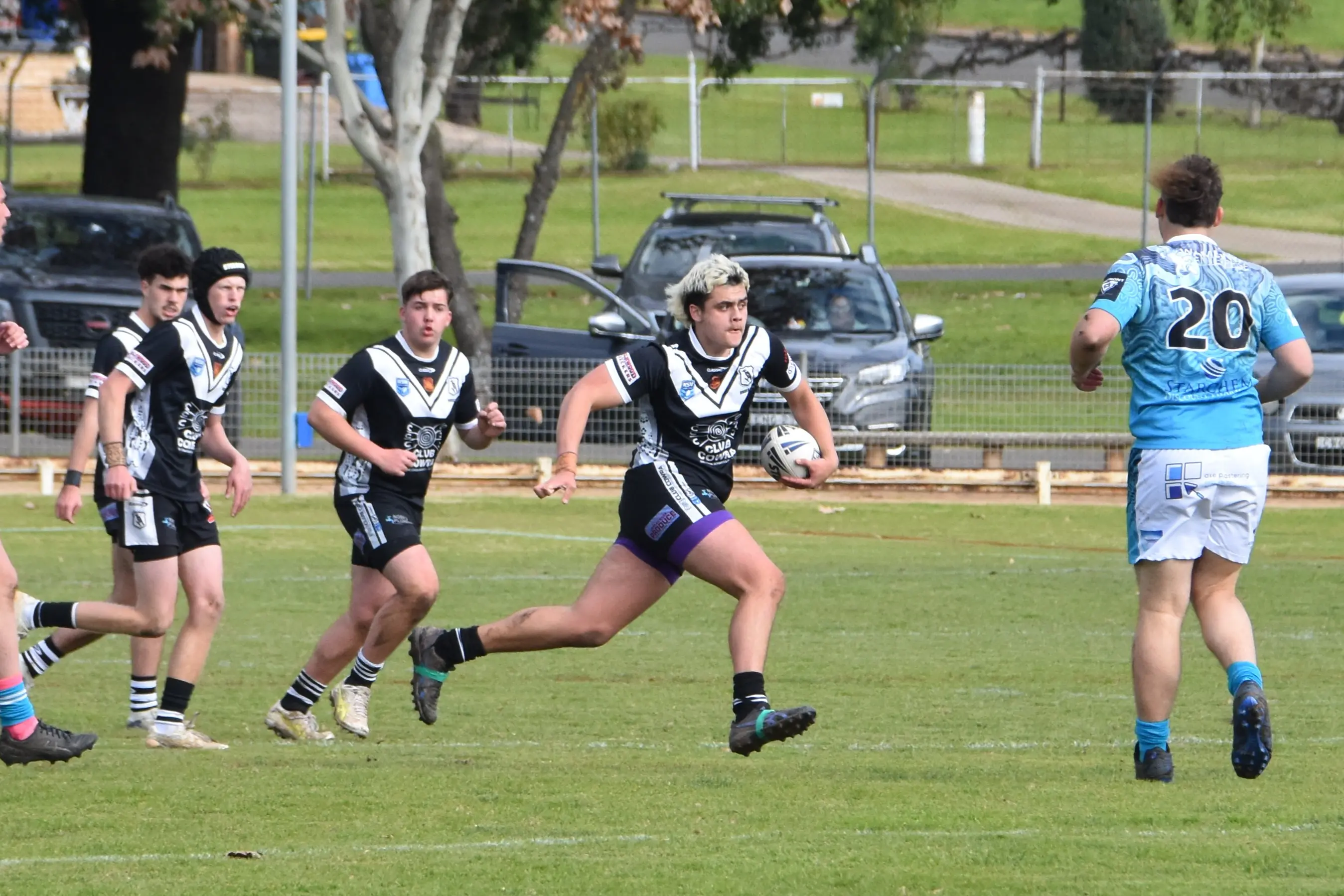 <p>Harry Beale running towards the defenders. </p>\\n
