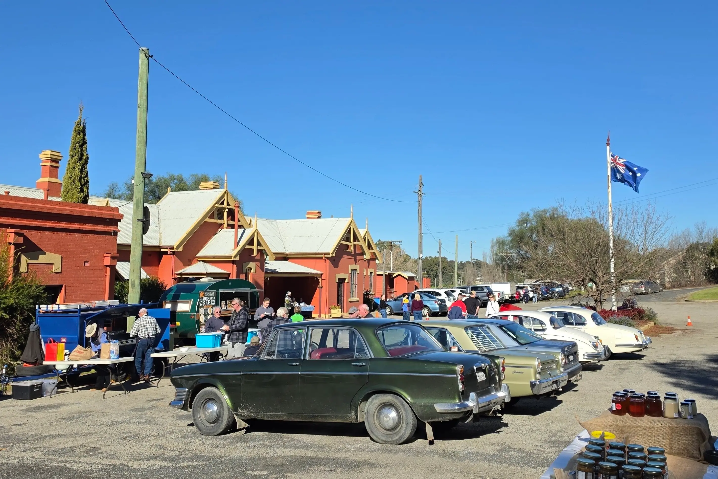 <p>A recent event at the Cowra Railway Station featured the Cowra Antique Vehicle Club hosting a Recovery BBQ breakfast for Winter Wanderlust. </p>\\n