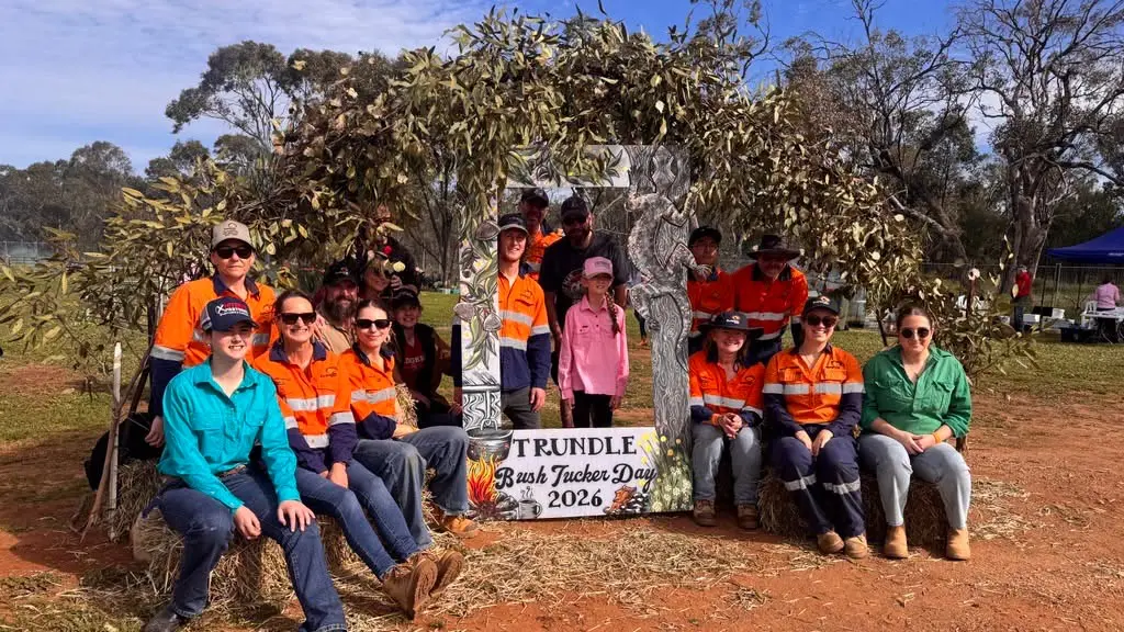 Thousands descend on Trundle for bush tucker day