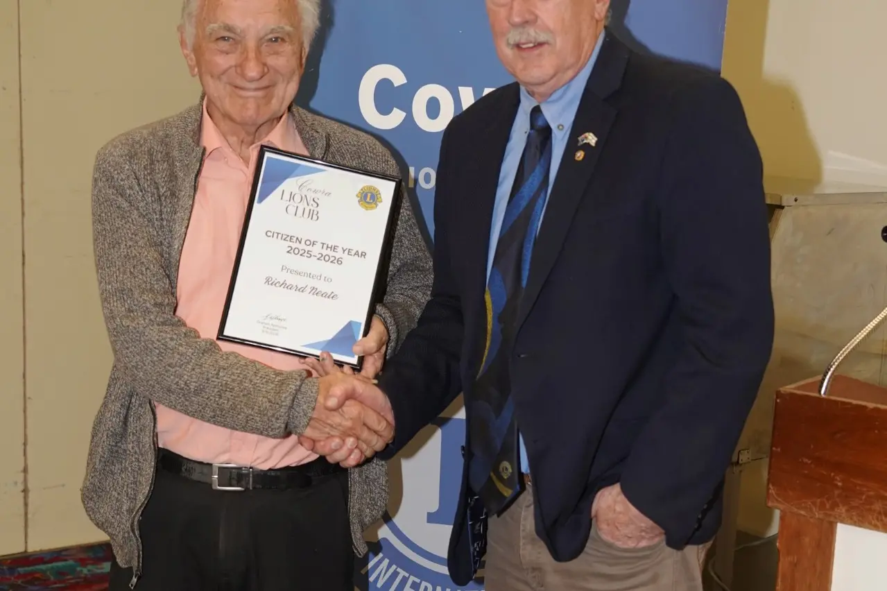 <p>President Graham Apthorpe presents the Lions Citizen of the Year Award to Richard Neate.</p>\\n