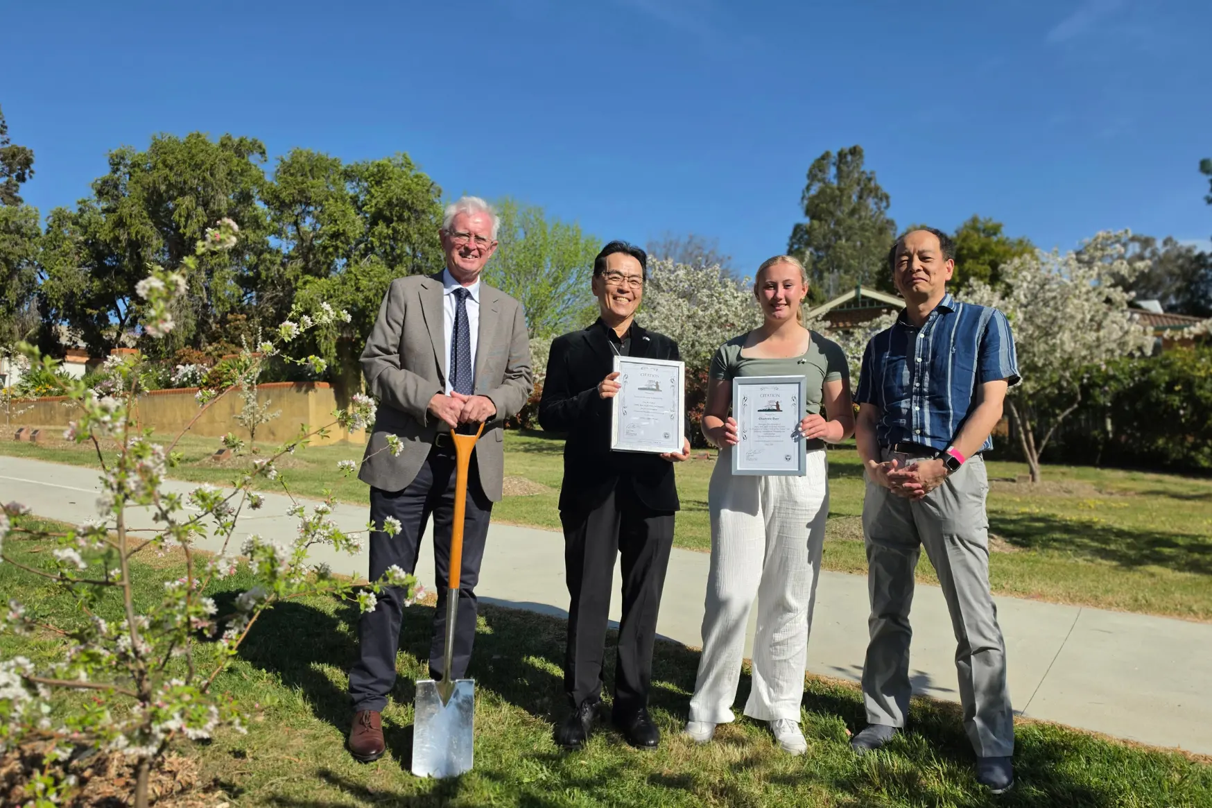 <p>Cr Paul Smith, Mayor of Cowra, with donor, Masahito Yamaguchi and student, Charlotte Dyer, and Consul-General of Japan, Osamu Yamanaka. PHOTO: Simone Sheridane Dyer. PHOTO: Simone Sheridan</p>\\n